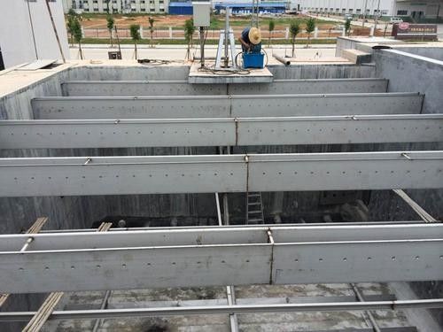 تراش دهنده ته رفت و برگشتی که برای استخر مربع فاضلاب استفاده می شود