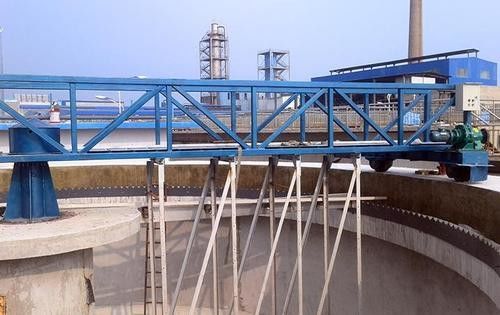 تراش دهنده ته رفت و برگشتی که برای استخر مربع فاضلاب استفاده می شود