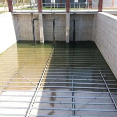 تراش دهنده ته رفت و برگشتی که برای استخر مربع فاضلاب استفاده می شود